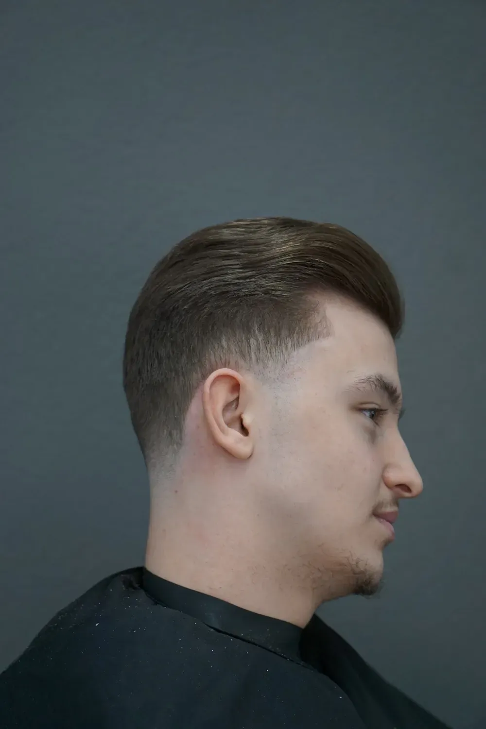 Nach hinten gestyltes Deckhaar mit weich auslaufendem Taper