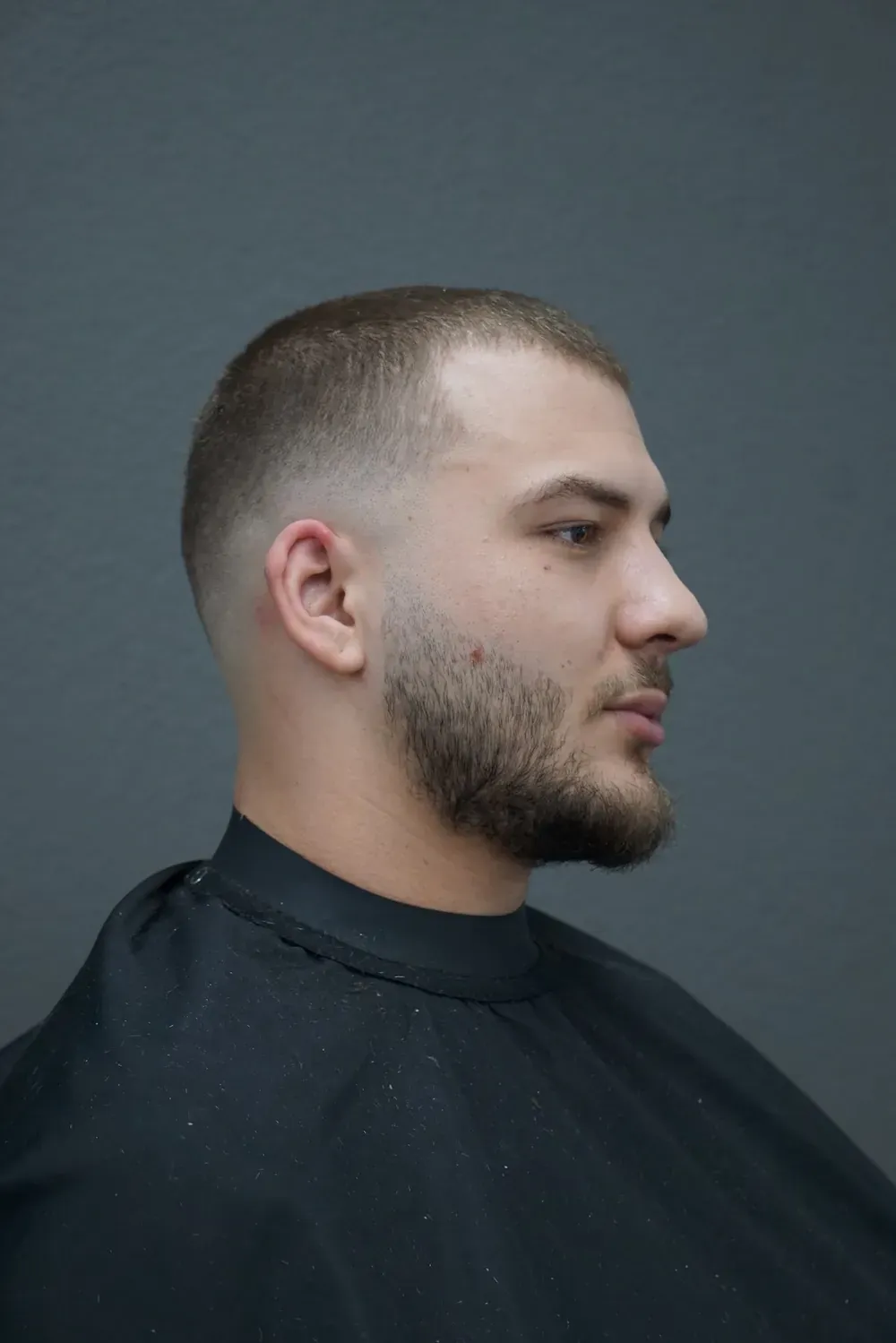 Kurzer Fade mit Bartübergang, seitliche Ansicht nach dem Schnitt